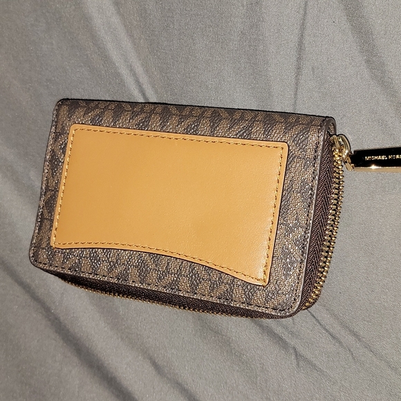 **SOLD**Michael Kors logo wallet - Picture 3 of 8